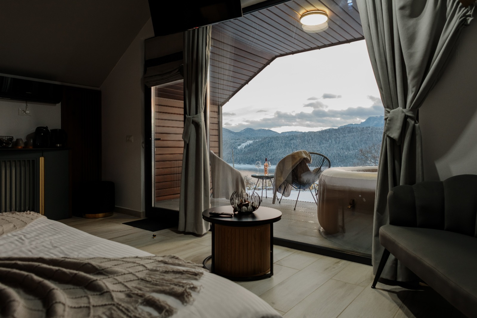 Dormitor cu fereastră panoramică mare cu vedere la lac și munți